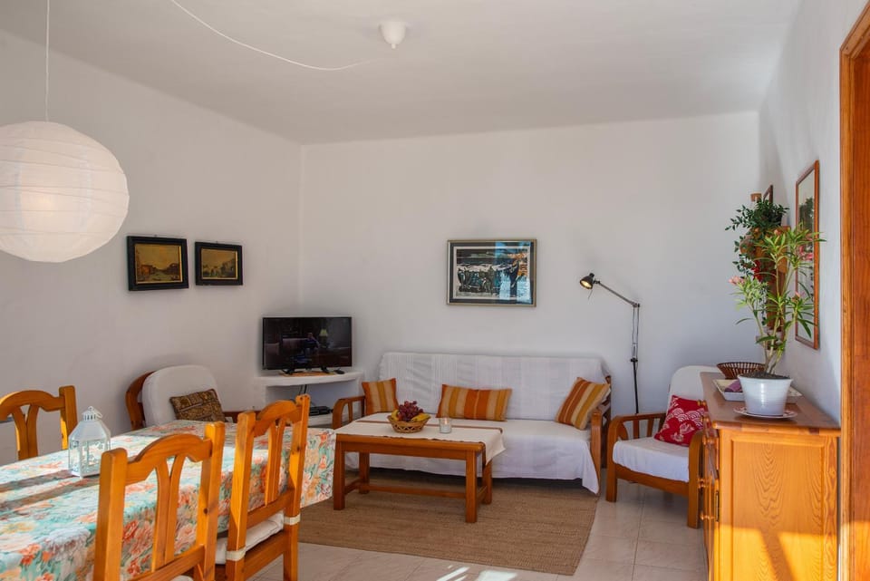 TV and multimedia, Living room, Photo of the whole room, Seating area, Dining area