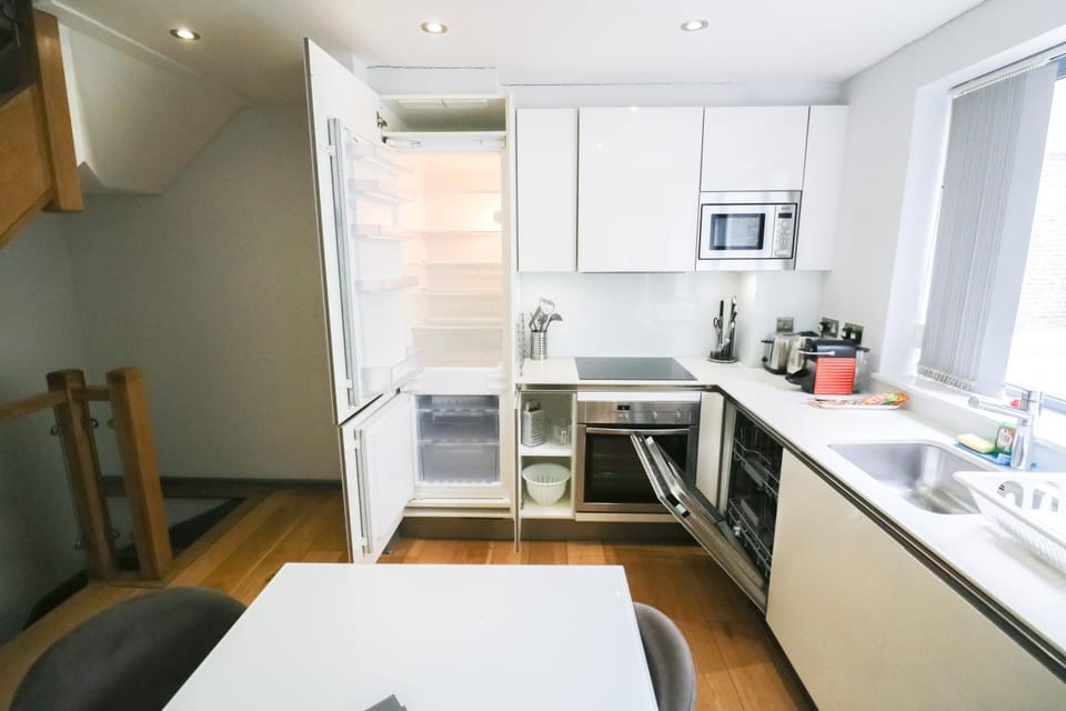 Coffee/tea facilities, View (from property/room), Kitchen or kitchenette, Seating area, Dining area