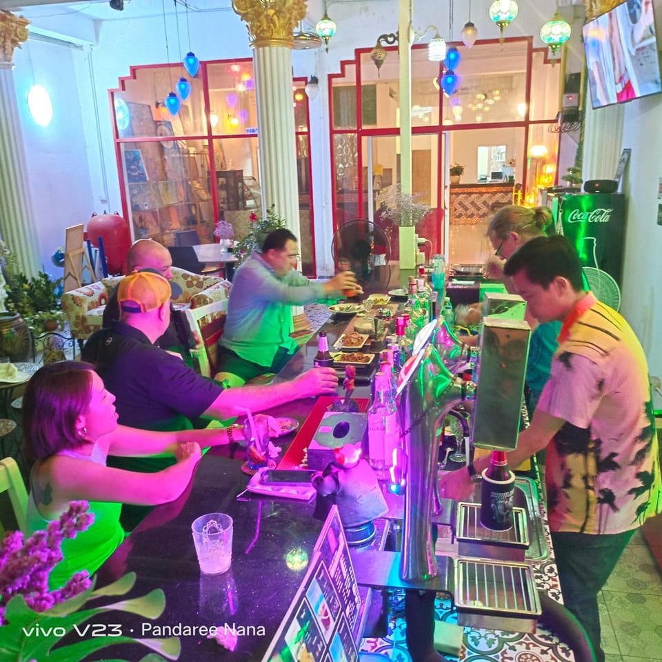 Restaurant/places to eat, People, Nightclub / DJ, Banquet/Function facilities, group of guests