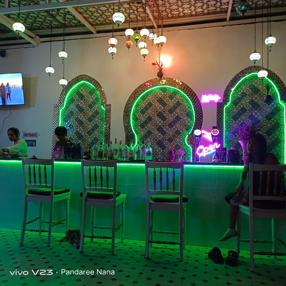Property building, People, Lounge or bar, group of guests