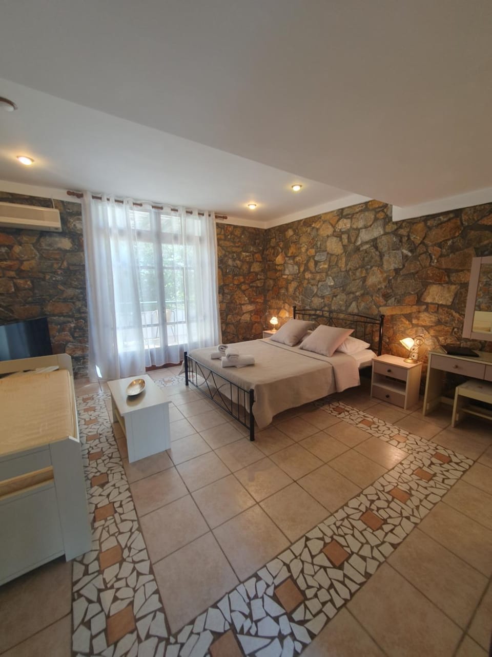 Bed, TV and multimedia, Balcony/Terrace, Photo of the whole room, Seating area, Bedroom, towels
