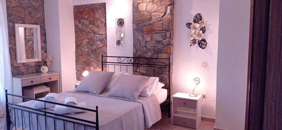 Bed, Decorative detail, Bedroom, towels