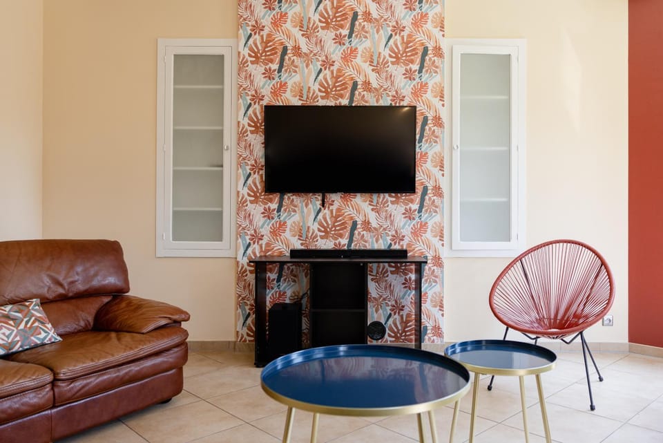 Communal lounge/ TV room