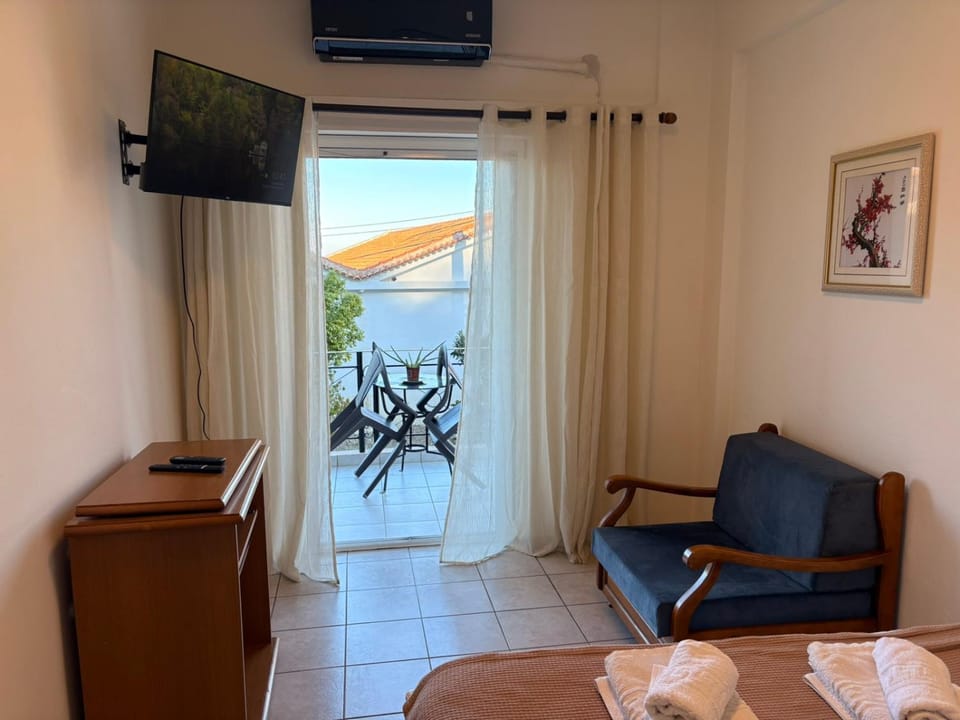 Bed, TV and multimedia, Living room, Photo of the whole room, Seating area, Evening entertainment, Bedroom, towels, air conditioner