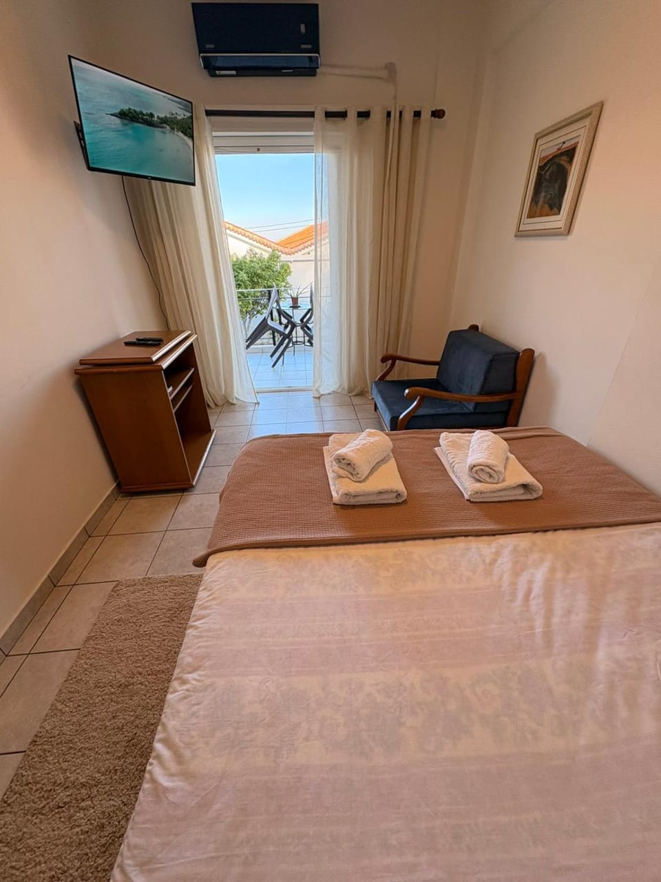 Bed, TV and multimedia, Living room, Photo of the whole room, Seating area, Bedroom, towels, air conditioner