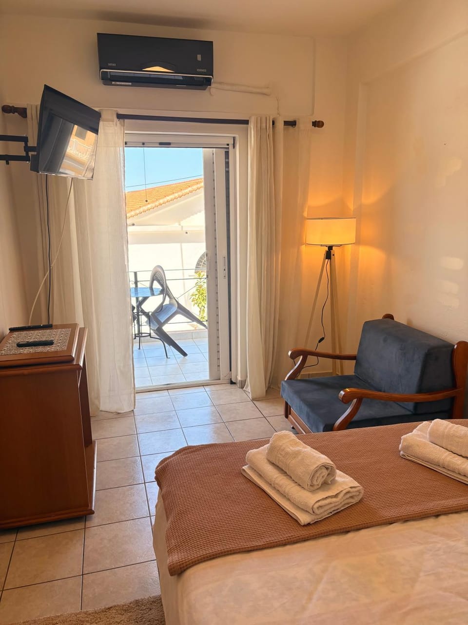 Bed, TV and multimedia, Balcony/Terrace, Seating area, Bedroom, towels, air conditioner