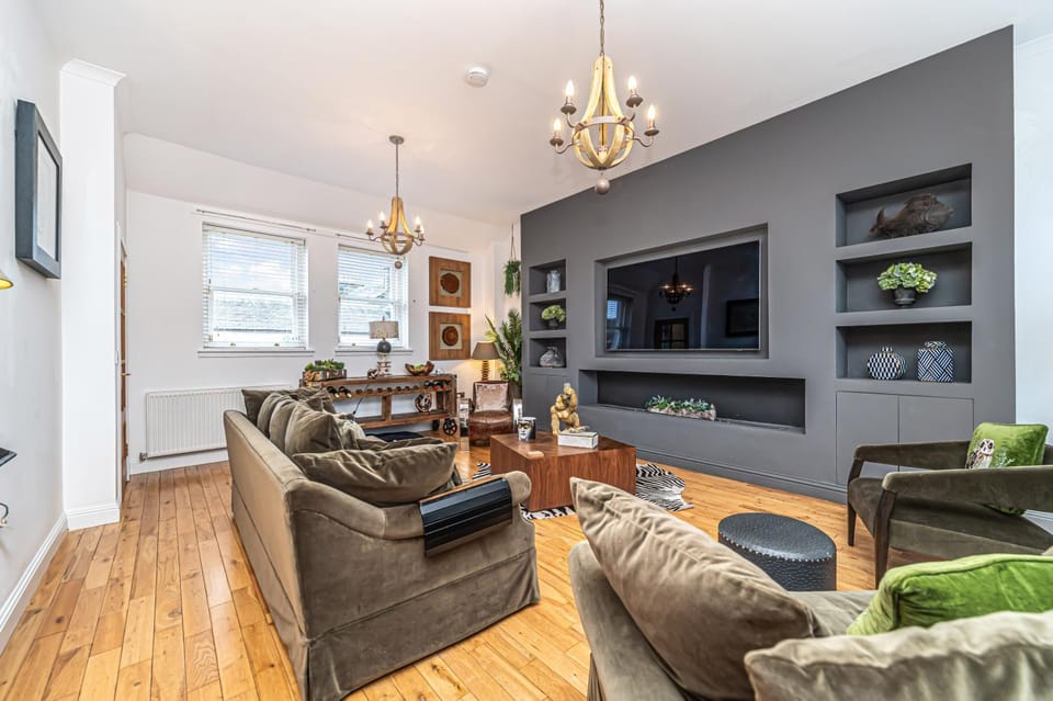 TV and multimedia, Living room, Seating area, Evening entertainment