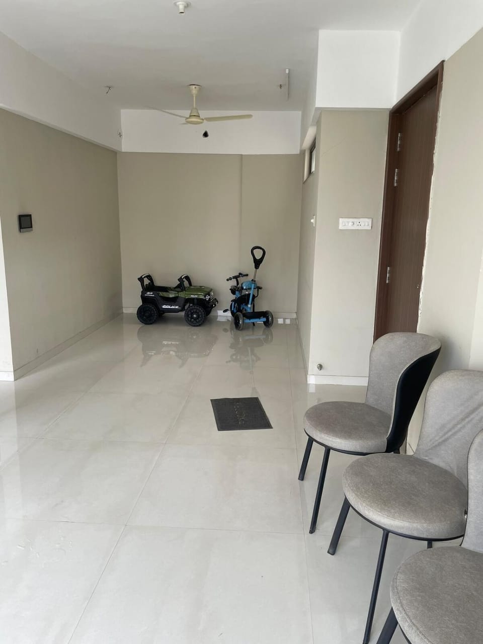 2BHK semi furnished flat in wakad Apartment in Pune