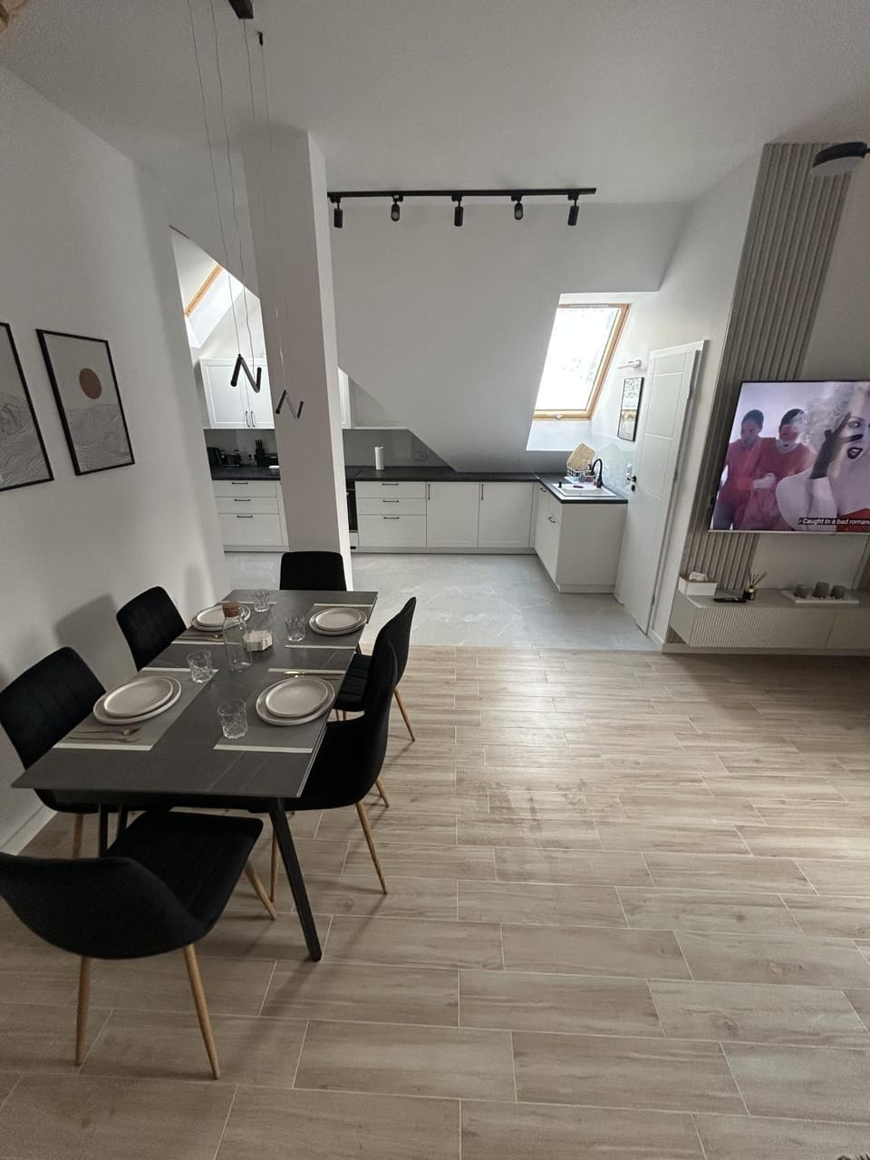 Kitchen or kitchenette, Living room, Seating area, Dining area