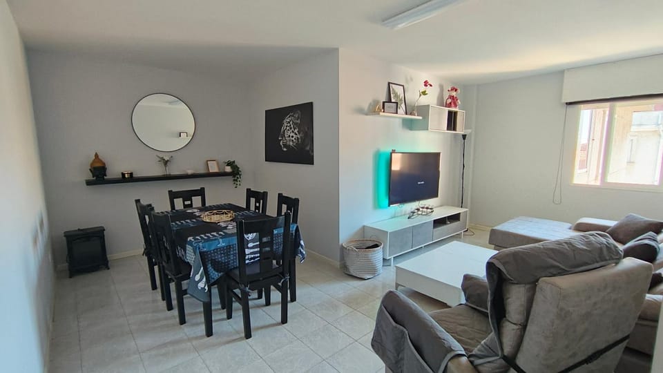 Communal lounge/ TV room, TV and multimedia, Dining area