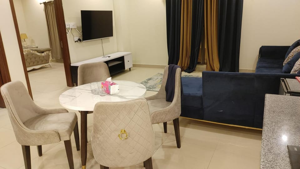 Communal lounge/ TV room, TV and multimedia, Living room, Seating area, Dining area, Evening entertainment