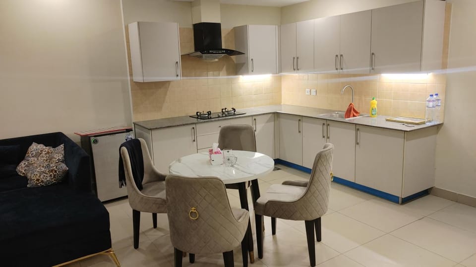 Kitchen or kitchenette, Seating area, Dining area