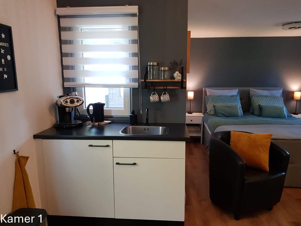 Coffee/tea facilities, Kitchen or kitchenette, microwave