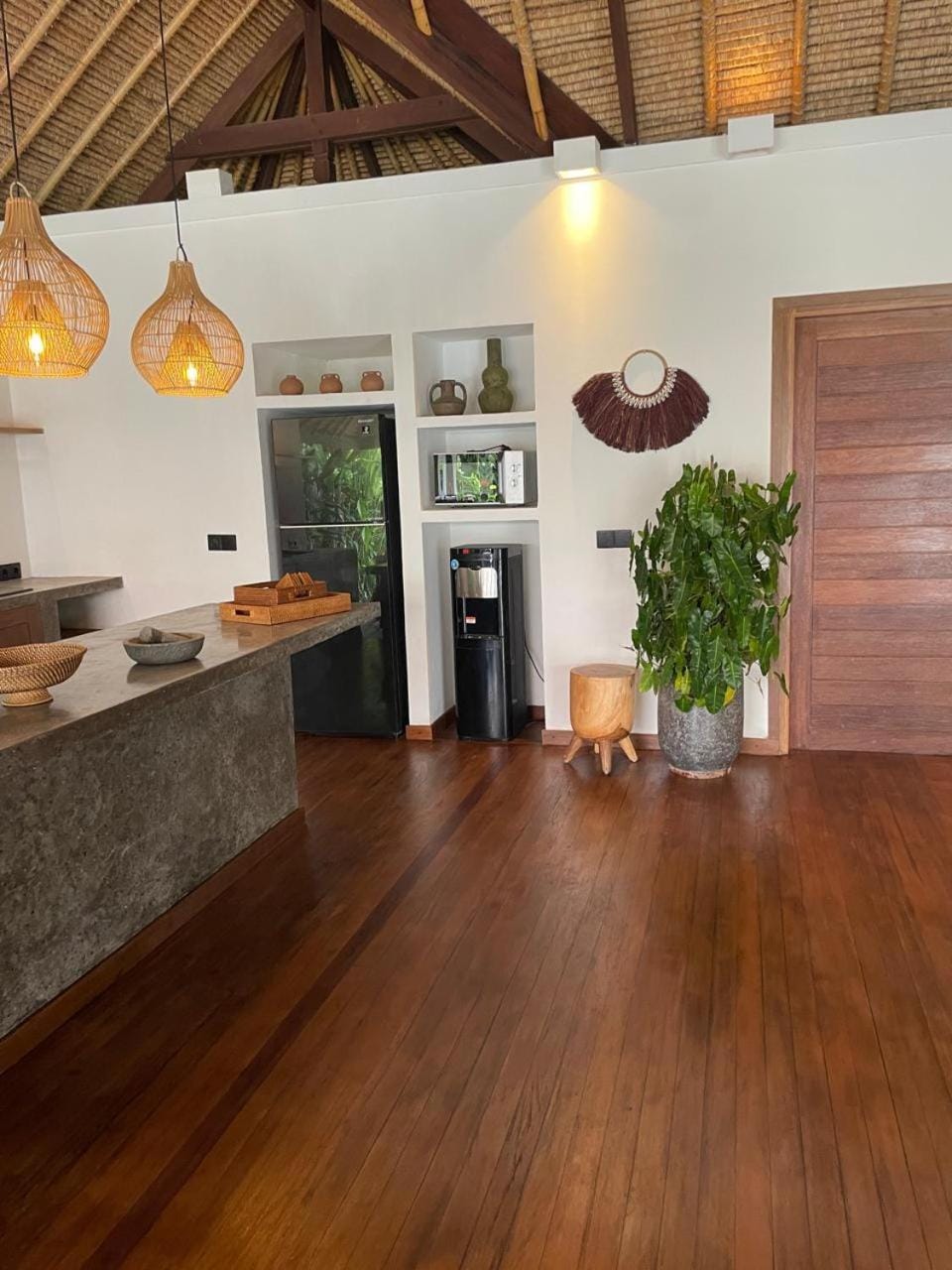 Kitchen or kitchenette, minibar