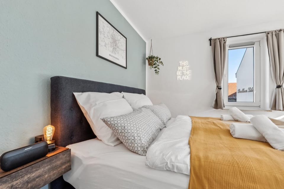 Bed, TV and multimedia, Bedroom