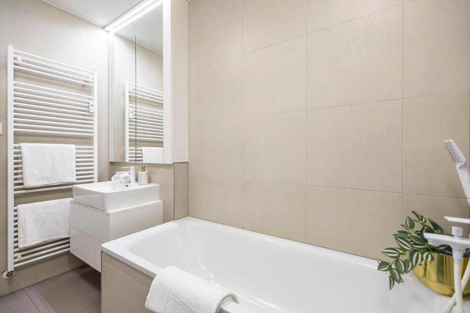 ALURE RESIDENCES 13 & 24h self check-in, fireplace,private parking in front of the apartment building included, new building, green area with meadows and forests Apartment in Slovakia
