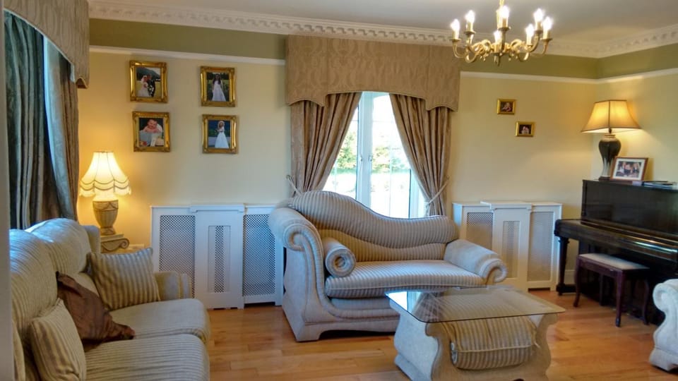 Communal lounge/ TV room, Living room, Seating area