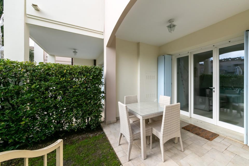 Patio, Day, Garden