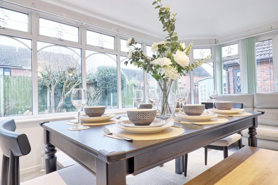 Garden, Living room, Seating area, Dining area, Garden view