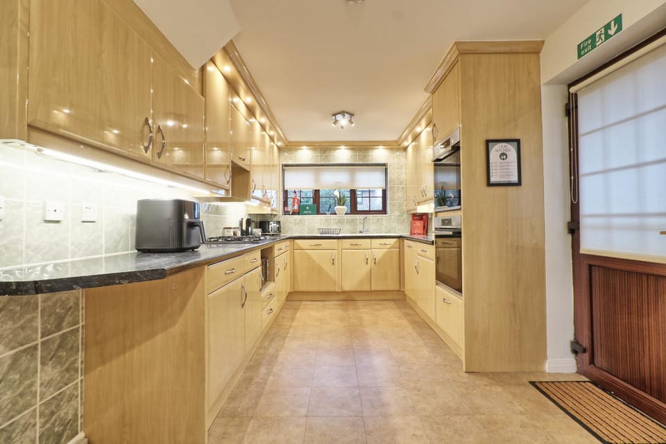 Coffee/tea facilities, Kitchen or kitchenette, oven, stove