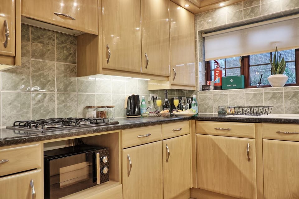 Coffee/tea facilities, Kitchen or kitchenette, stove, toaster