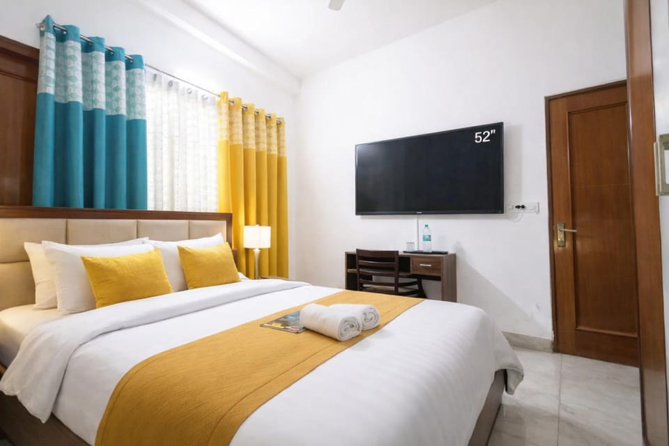 Bed, TV and multimedia, Photo of the whole room, Bedroom