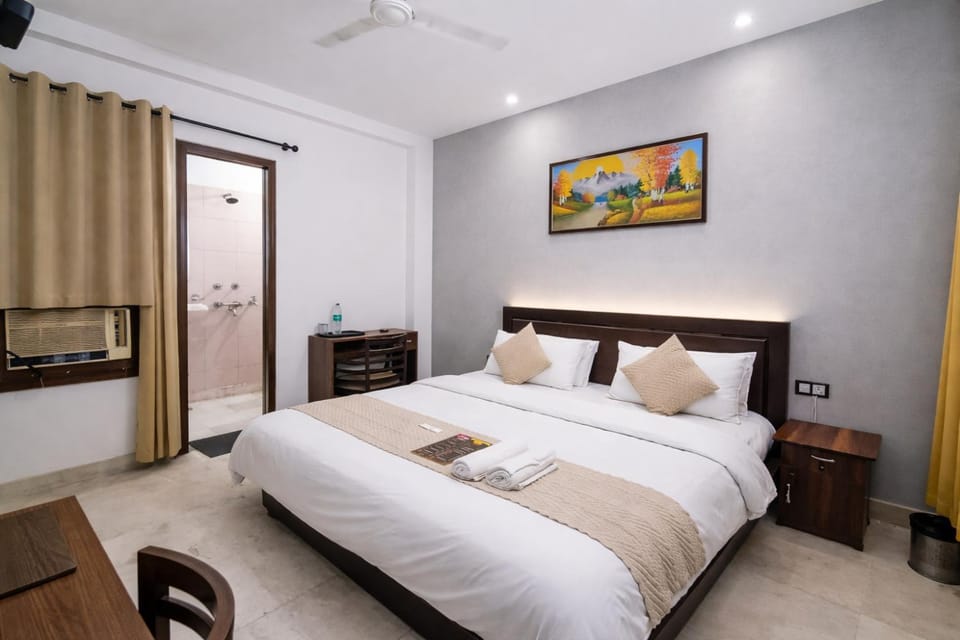 Bed, TV and multimedia, Photo of the whole room, Bedroom