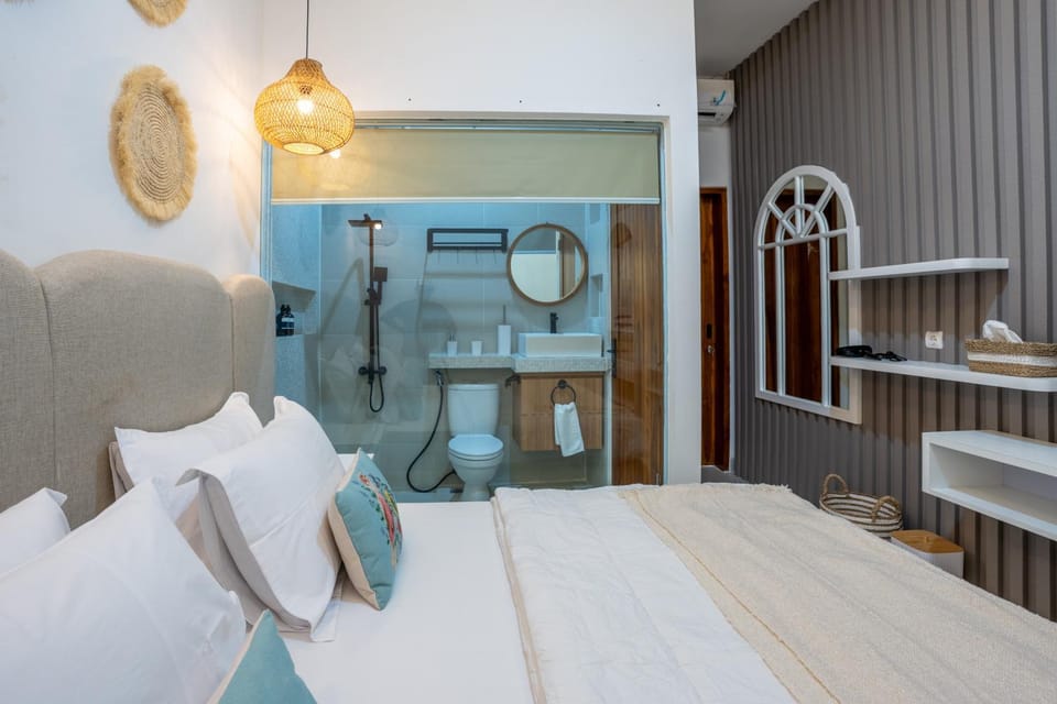 Shower, Toilet, Bed, Bathroom, Photo of the whole room, Bedroom, towels