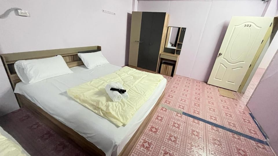 Bed, Kitchen or kitchenette, Photo of the whole room, Bedroom, towels, wardrobe