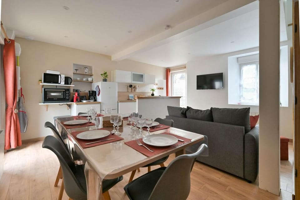 TV and multimedia, Kitchen or kitchenette, Living room, Dining area, oven, stove