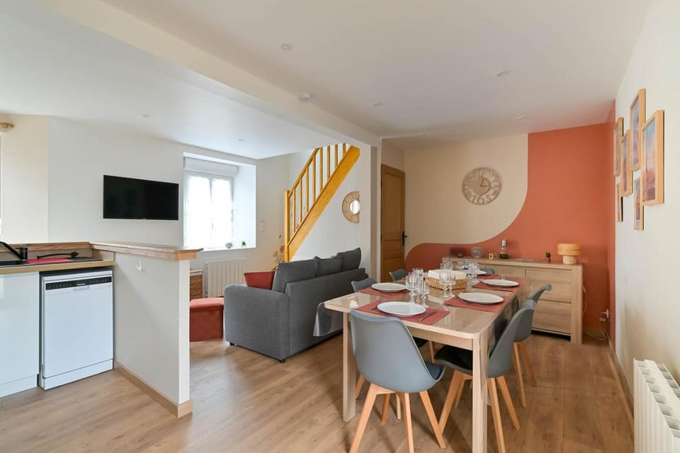 TV and multimedia, Kitchen or kitchenette, Living room, Seating area, Dining area