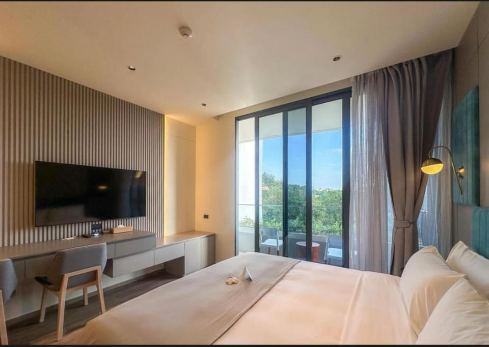 Bed, TV and multimedia, Photo of the whole room, Bedroom