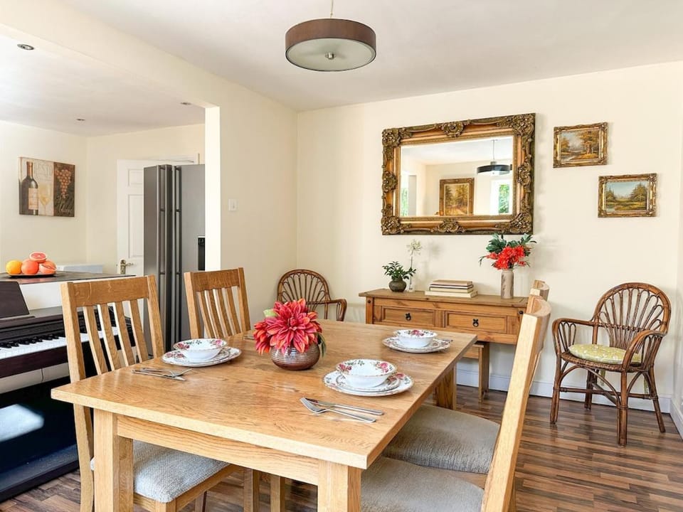 Seating area, Dining area