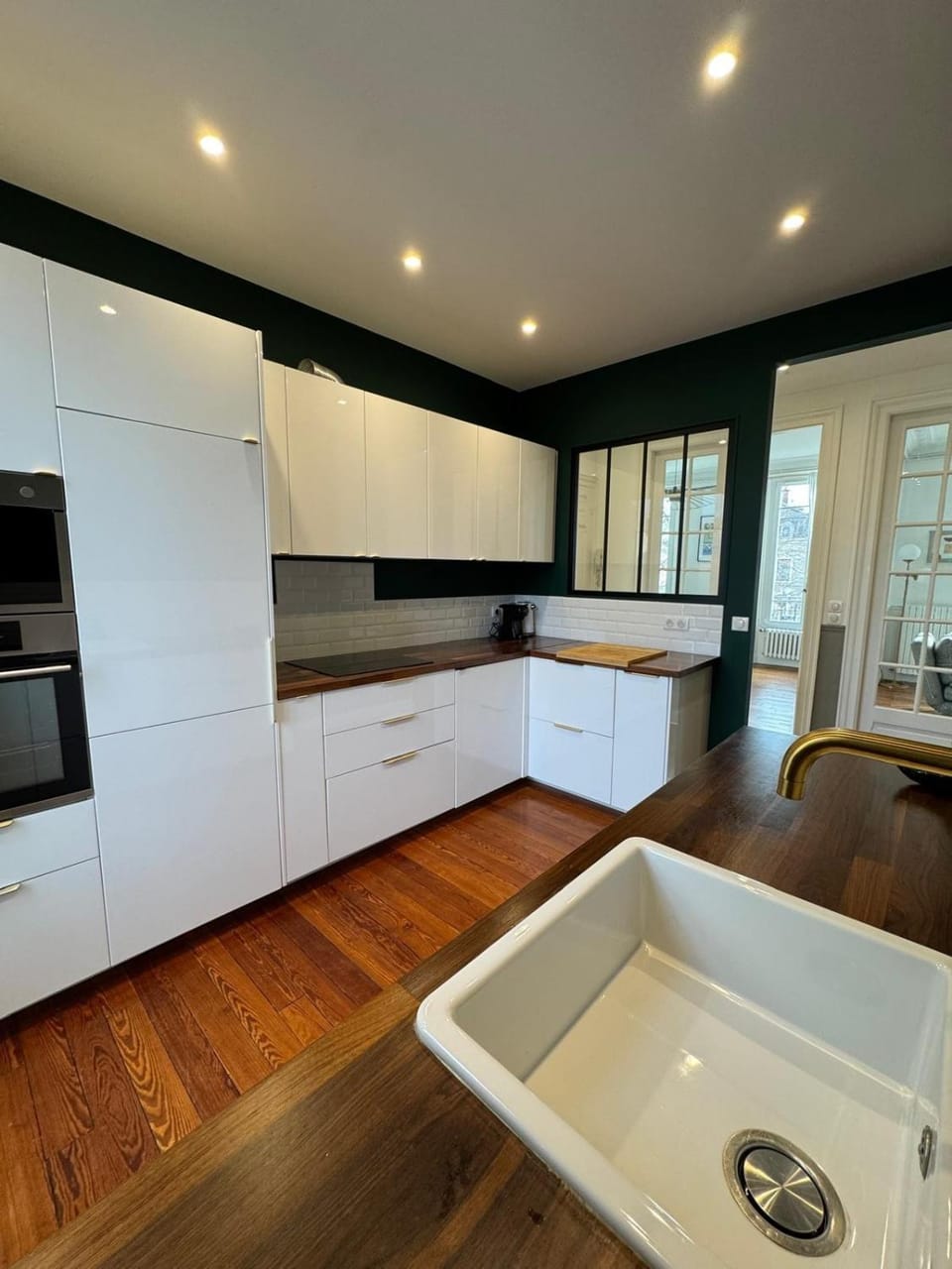 Kitchen or kitchenette, dishwasher, stove