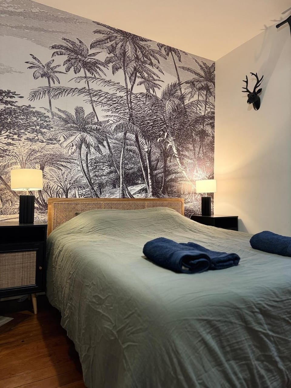 Bed, Bedroom, towels