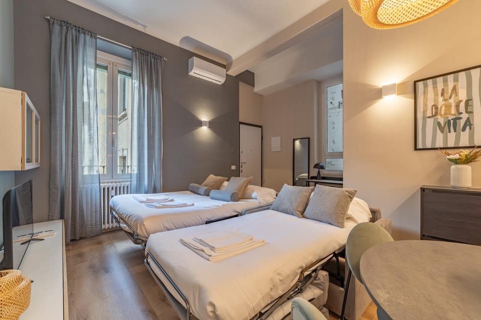 Bed, TV and multimedia, Living room, Photo of the whole room, Seating area, air conditioner