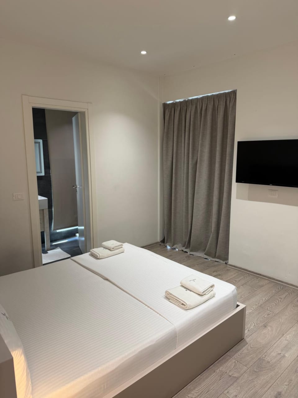 Bed, TV and multimedia, Photo of the whole room, Bedroom, towels