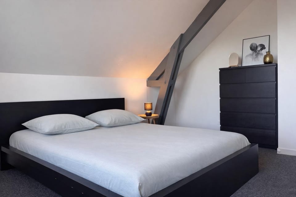 Bed, Photo of the whole room, Bedroom