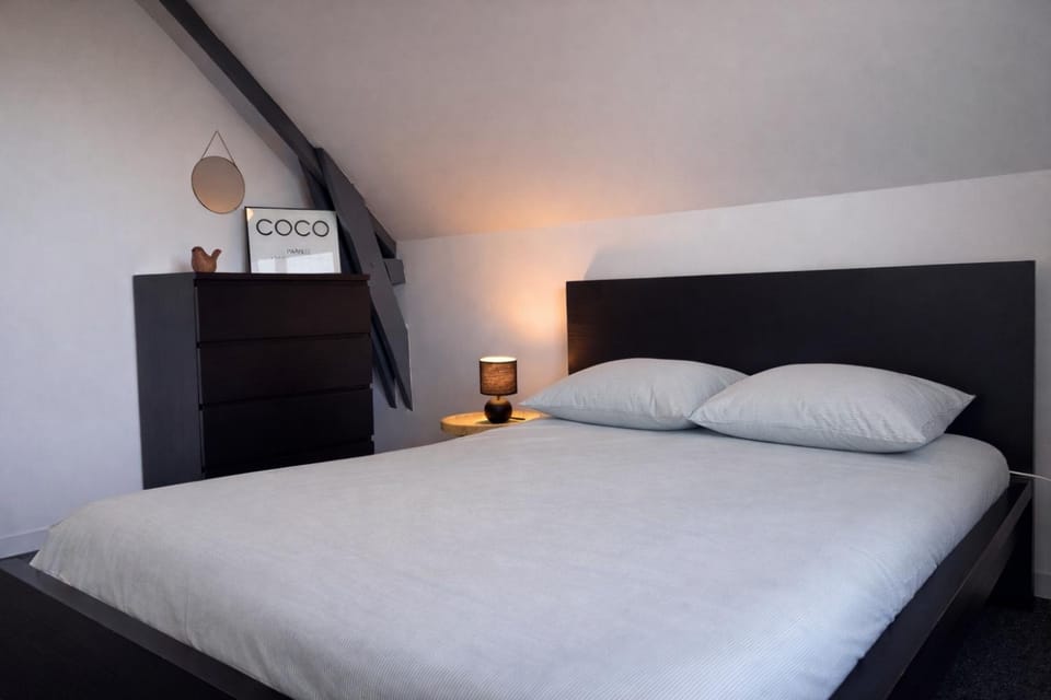 Bed, Photo of the whole room, Bedroom