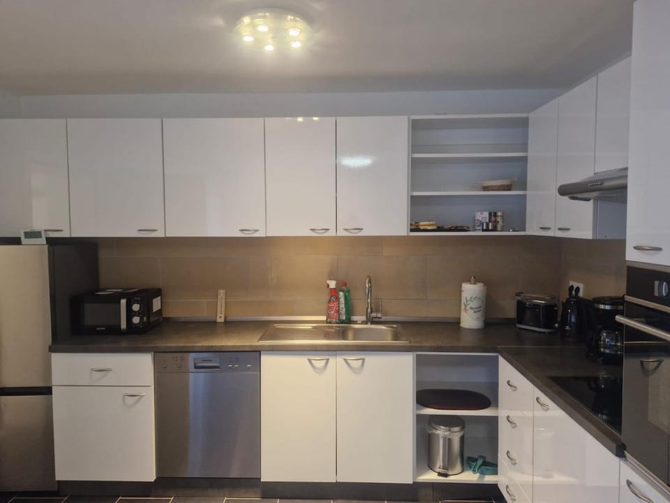 Coffee/tea facilities, Kitchen or kitchenette, dishwasher, oven, stove, toaster