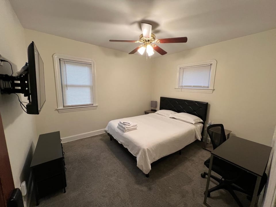 StayWithJay Premium Furnished Room near Cleveland Airport Vacation rental in Cleveland Heights