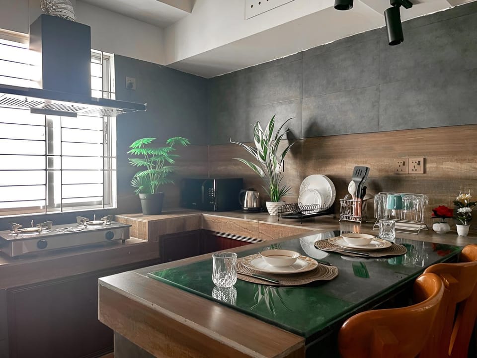 Kitchen or kitchenette, Dining area