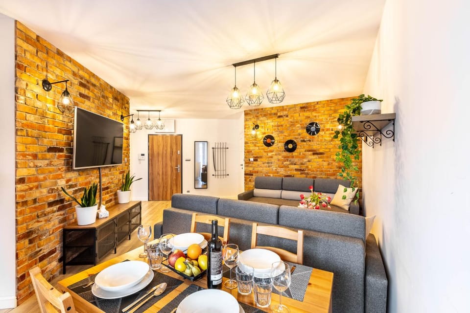 Communal lounge/ TV room, TV and multimedia, Kitchen or kitchenette, Living room, Food and drinks, Seating area, Dining area, Evening entertainment, Food, Drinks
