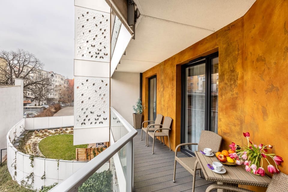 Property building, Patio, Spring, Day, Garden, Garden, View (from property/room), Balcony/Terrace, Living room, Food and drinks, Seating area, Dining area, Food, Garden view
