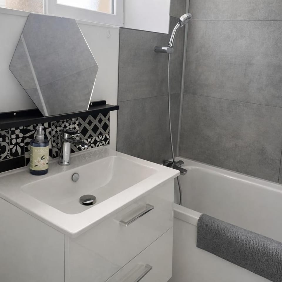 Bathroom, Bath