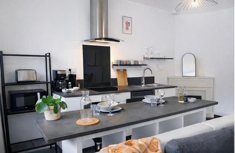 Coffee/tea facilities, Dining area, stove, toaster