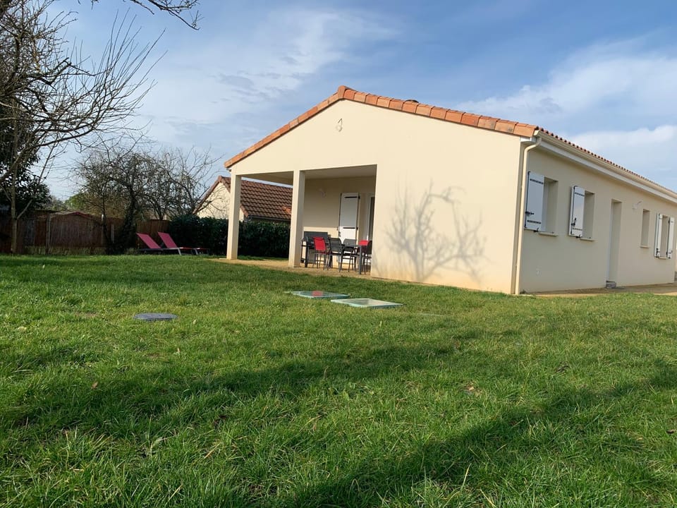 Gîte neuf, à 12mn du Futuroscope, 9 personnes-Le Coquelicot House in Nouvelle-Aquitaine