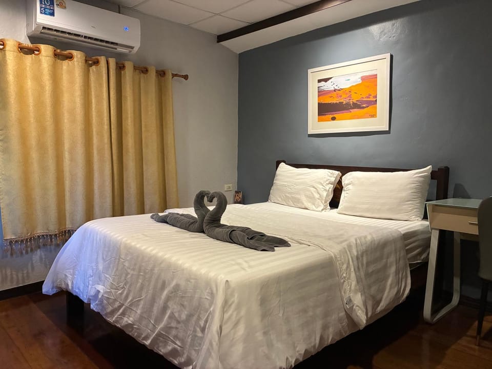 Bed, Photo of the whole room, Bedroom, air conditioner