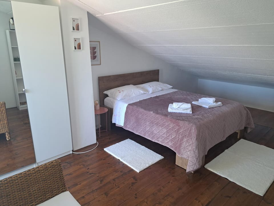 Bed, Bedroom, towels