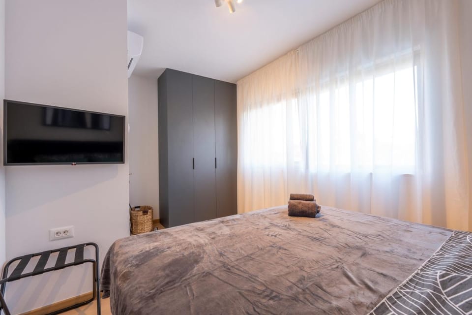 Bed, TV and multimedia, Bedroom